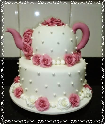 Bolo de Chá de Panela com pérolas e flores rosa