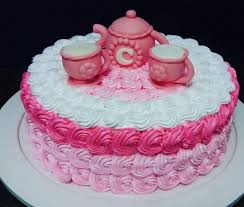 Bolo de Chá de Panela decorado com chantilly rosa e branco