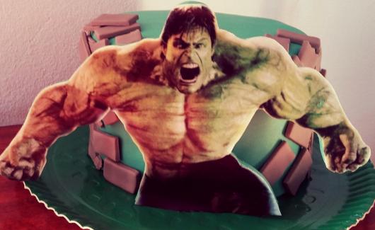 Bolo do Hulk redondo decorado com pasta americana e aplique impresso