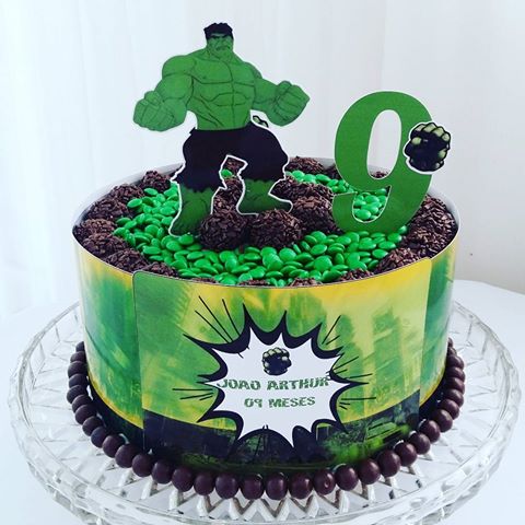 Bolo do Hulk simples decorado com aplique impresso, brigadeiros e confete verde