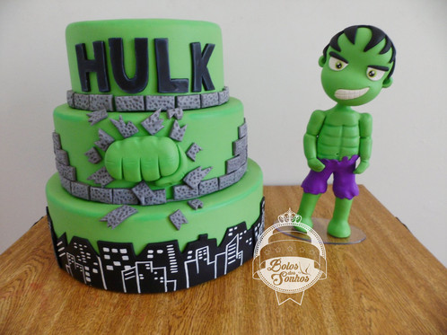 Bolo do Hulk decoração com aplique no formato de prédio e nome do personagem