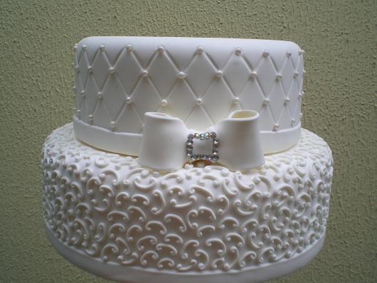 bolo fake de biscuit branco debutante