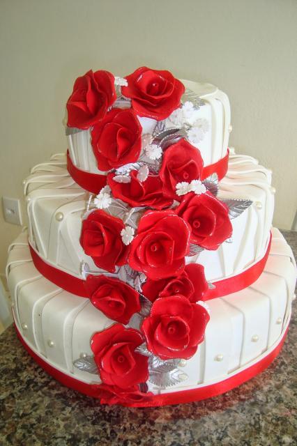 bolo fake de biscuit com rosas vermelhas