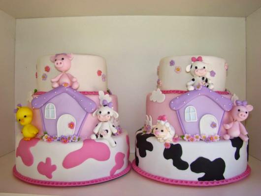 Bolo Fazendinha decorado com biscuit lilás e rosa