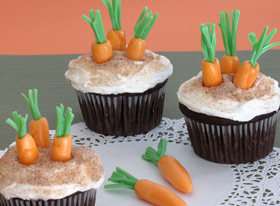 Cupcake de Cenoura com decoração de cenoura plantada