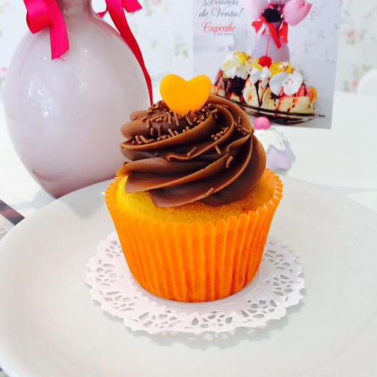 Cupcake de Cenoura com com cobertura de chocolate e detalhe de coração laranja