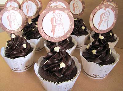 Cupcake para Casamento com topper de noivinhos
