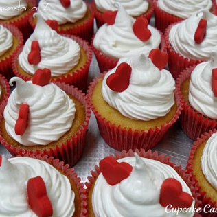 Cupcake para Casamento com aplique de coração vermelho