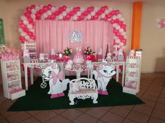 Decoração da Gatinha Marie com displays e cortina rosa
