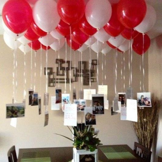 Decoração Dia dos Namorados com balões no teto e fotos