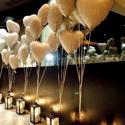 Decoração Dia dos Namorados com balões de coração brancos
