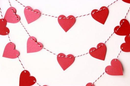 Decoração Dia dos Namorados de papel varal de corações
