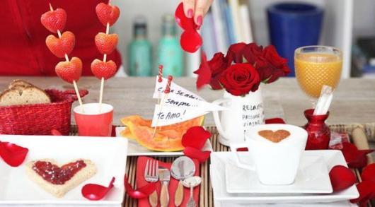 Decoração Dia dos Namorados simples morango no formato de coração