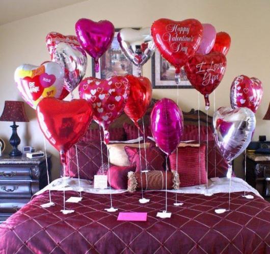 Decoração Dia dos Namorados com balões na cama