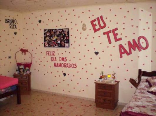 Decoração Dia dos Namorados simples parede com apliques de papel