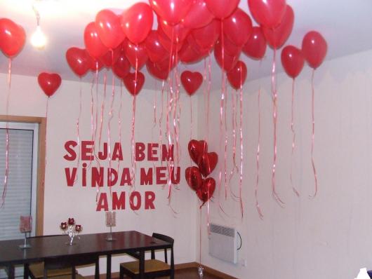 Decoração Dia dos Namorados com balões no teto e frase na parede