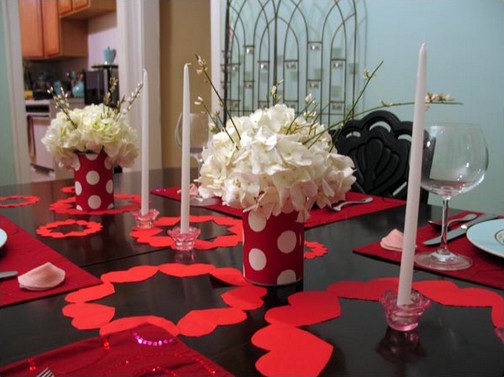 Decoração Dia dos Namorados no jantar com flores e velas