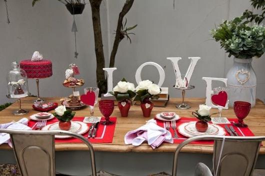 Decoração Dia dos Namorados no jantar com letras de MDF