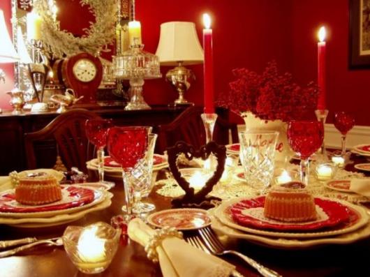 Decoração Dia dos Namorados no jantar com velas vermelhas