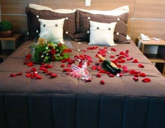 Decoração Dia dos Namorados no quarto com flores e champagne