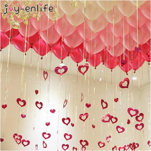 Decoração Dia dos Namorados com balões no teto e corações