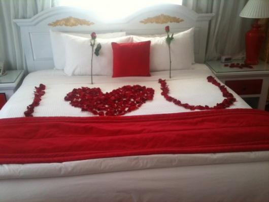 Decoração Dia dos Namorados no quarto com rosas