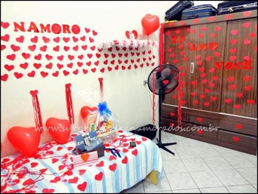 Decoração Dia dos Namorados no quarto com balões e corações de papel