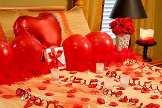 Decoração Dia dos Namorados no quarto com pétalas e balões