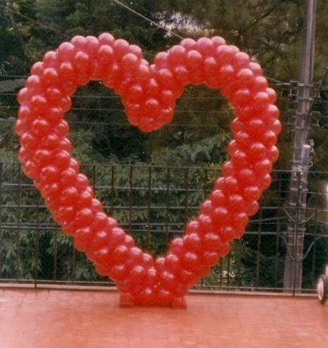 Decoração Dia dos Namorados com balões no formato de painel gigante