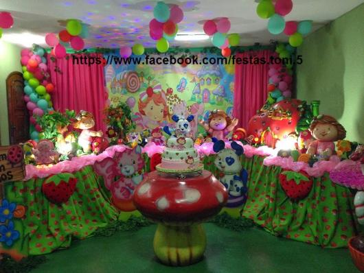 Festa da Moranguinho decoração baby com toalha de mesa personalizada