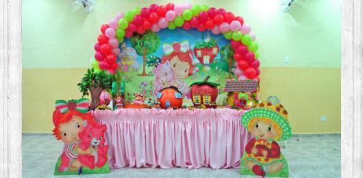Festa da Moranguinho decoração com arco de balões