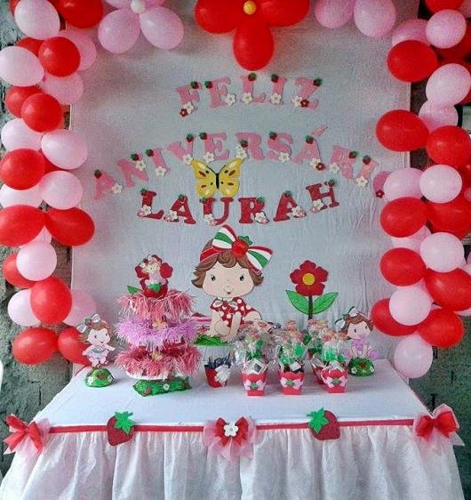 Festa da Moranguinho decoração simples com balões
