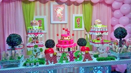 Festa da Moranguinho decoração com cortina rosa e verde