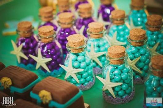 Festa Pequena Sereia lembrancinha garrafinha de vidro com doces coloridos