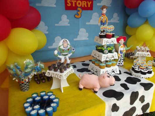 Festa Toy Story Baby decorda com displays de MSD e toalha de mesa amarela com detalhe de estampa animal print