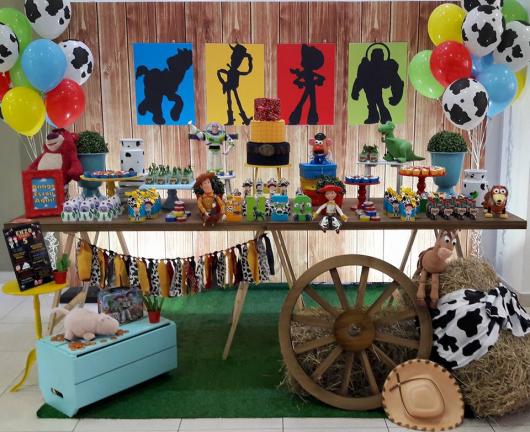 Festa Toy Story decoração simples rústica decorada com balões coloridos e painel impresso com silhueta dos personagens