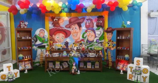 Festa Toy Story decoração provençal com balões no teto