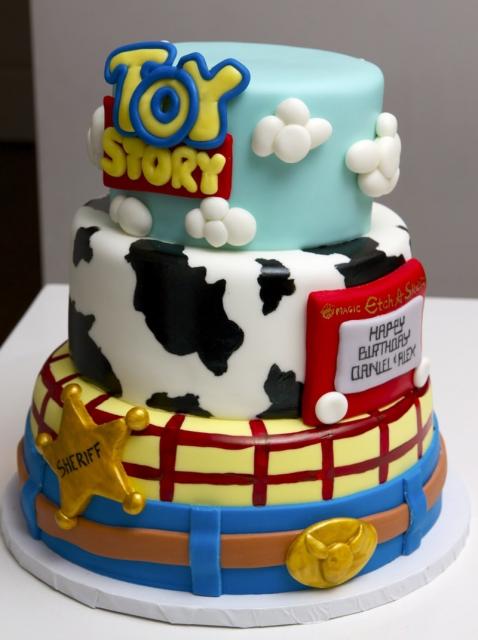 Festa Toy Story bolo decorado com pasta americana e estampa de vaca, caoboy e céu
