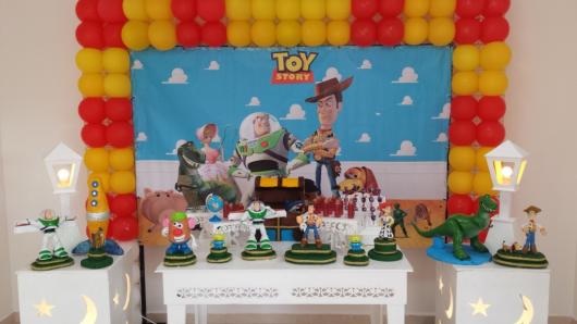 Festa Toy Story provençal decorada com painel personalizado e moldura de bexigas