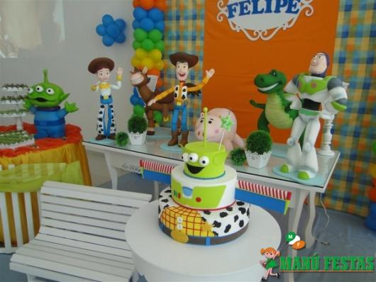 Festa Toy Story decoração simples provençal decorada com bolo fake e estátuas grandes dos personagens