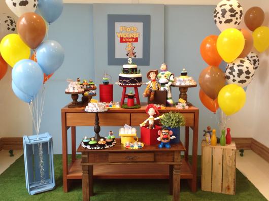 Festa Toy Story Baby decorada com caixote de madeira pintado e móveis rústicos