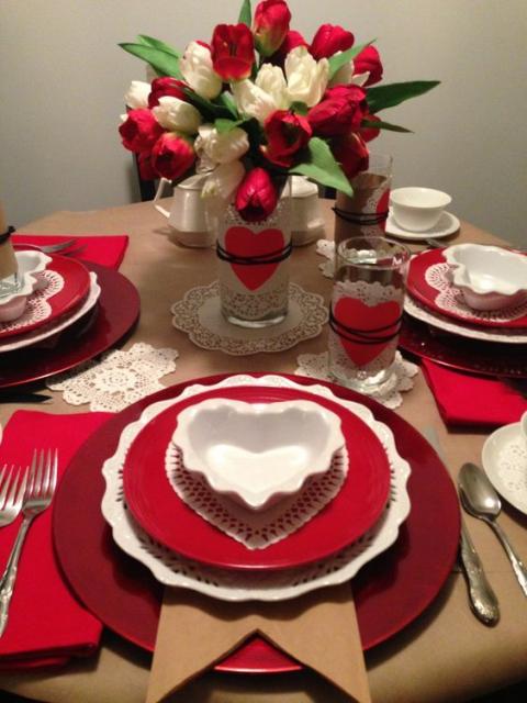 decoração simples mesa vermelha