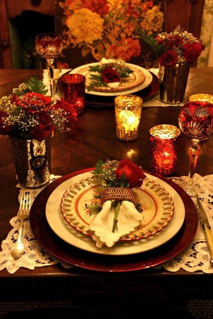 mesa com velas e flores