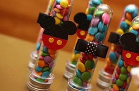 Lembrancinhas Fáceis de Fazer para festa infantil tubete com aplique de EVA do Mickey