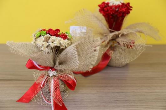 Lembrancinhas Fáceis de Fazer para casamento mini arranjo de flores decorado com juta