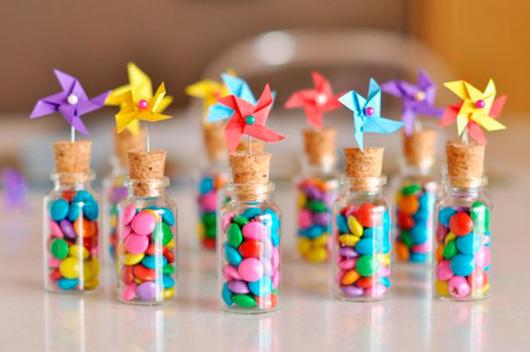 Lembrancinhas Fáceis de Fazer para festa infantil garrafinha com doces decorada com catavento