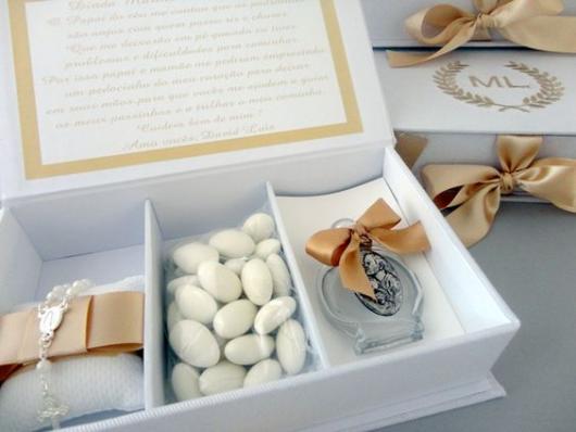 Caixa decorada em branco e dourado.