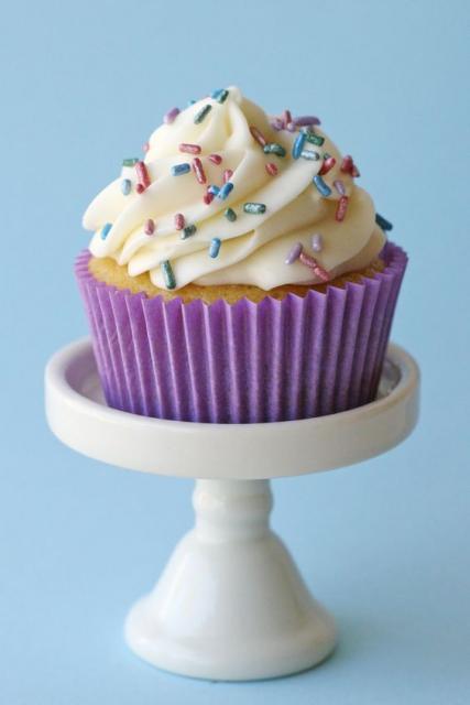 Cupcake simples decorado com granulado colorido.