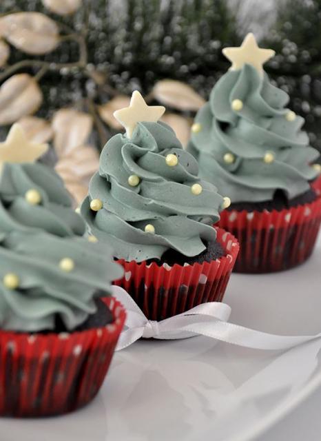 Cupcakes com creme imitando uma árvore de Natal.