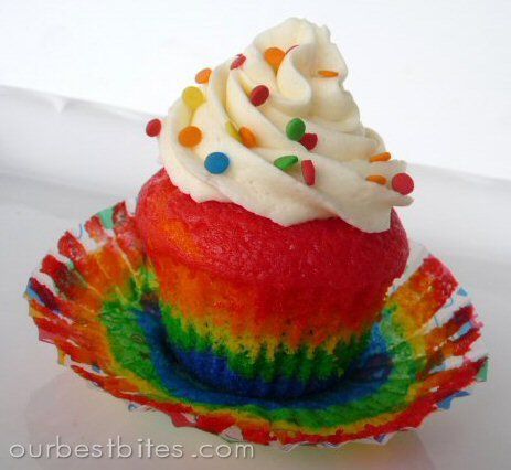 Cupcake colorido com as cores azul, verde, amarelo, laranja e vermelho.
